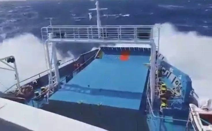 Το πλοίο για τη Γαύδο «παλεύει» με τα κύματα – Δείτε το εκπληκτικό βίντεο